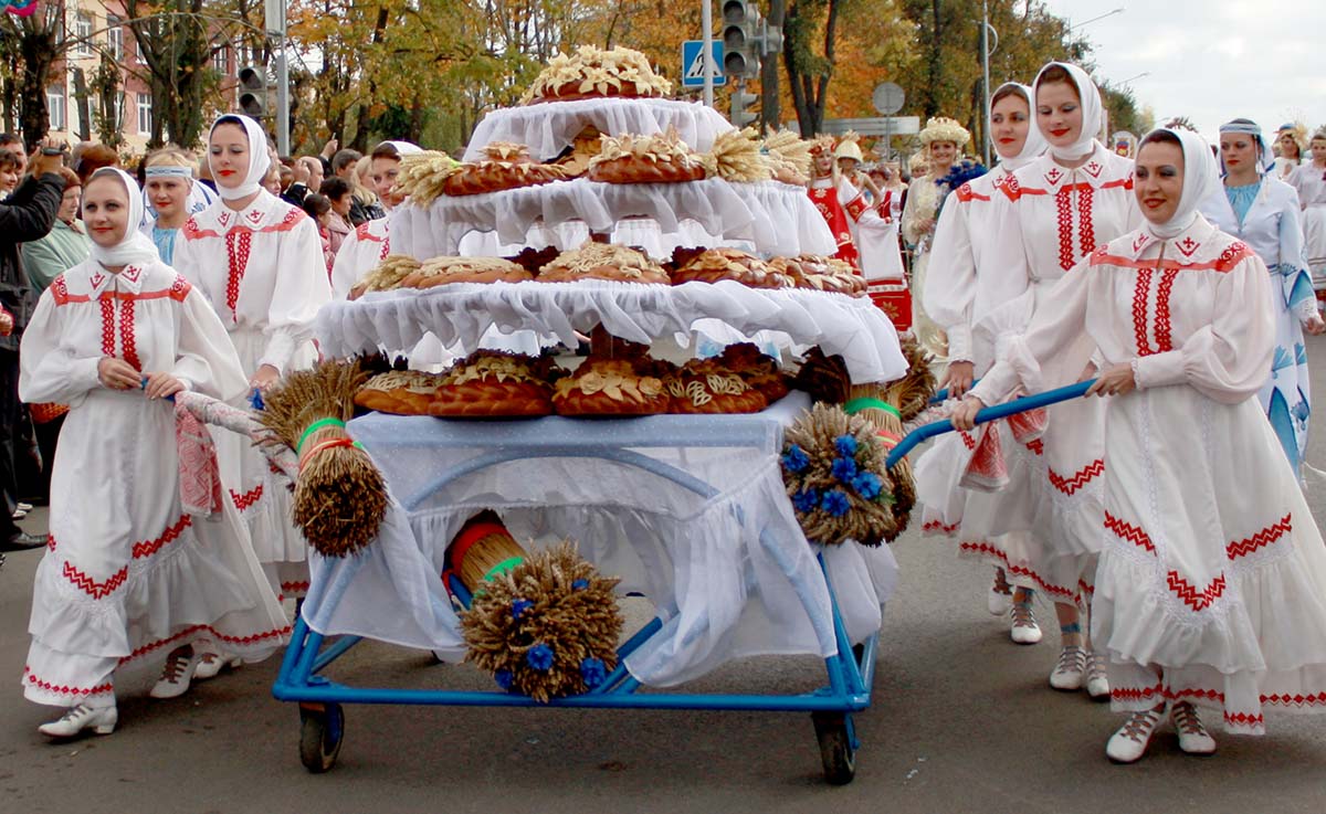 Праздники рб. Праздник Дожинки. Праздник хлеборобов. Дожинки в Польше. Праздник Дожинки фото.