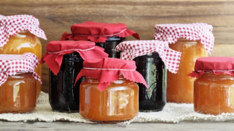 Оригинальные рецепты зимних заготовок: джем из земляники и малины и яркое варенье-ассорти