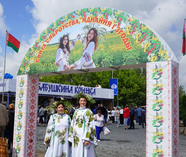 Ярко, душевно, по-белорусски! 17-й купальский праздник в Александрии. Международный колорит и внимание Главы государства